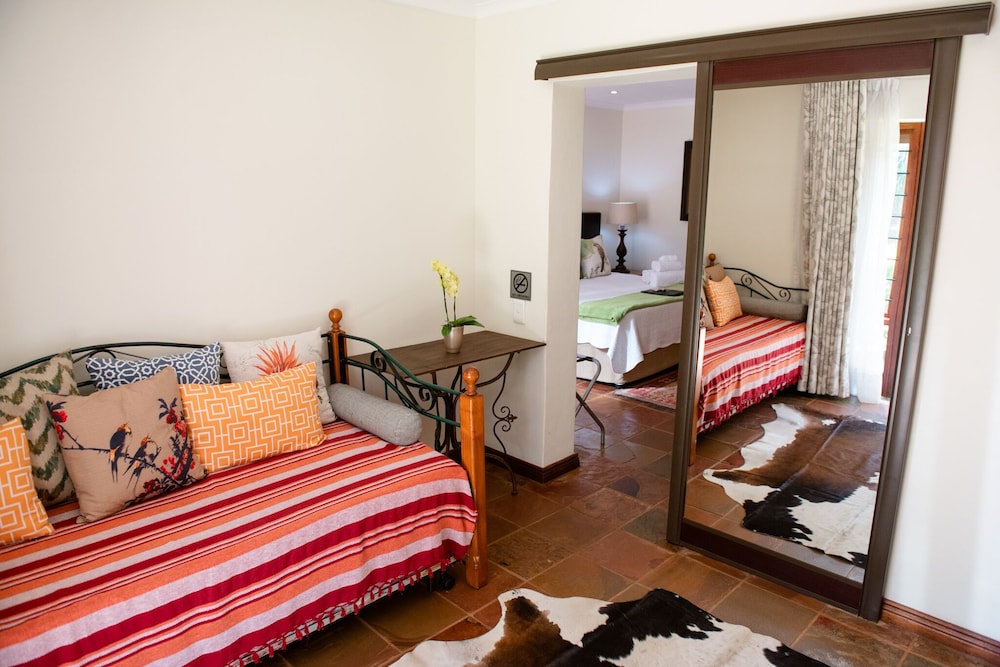 Room 5: Wheelchair friendly Suite photo 2