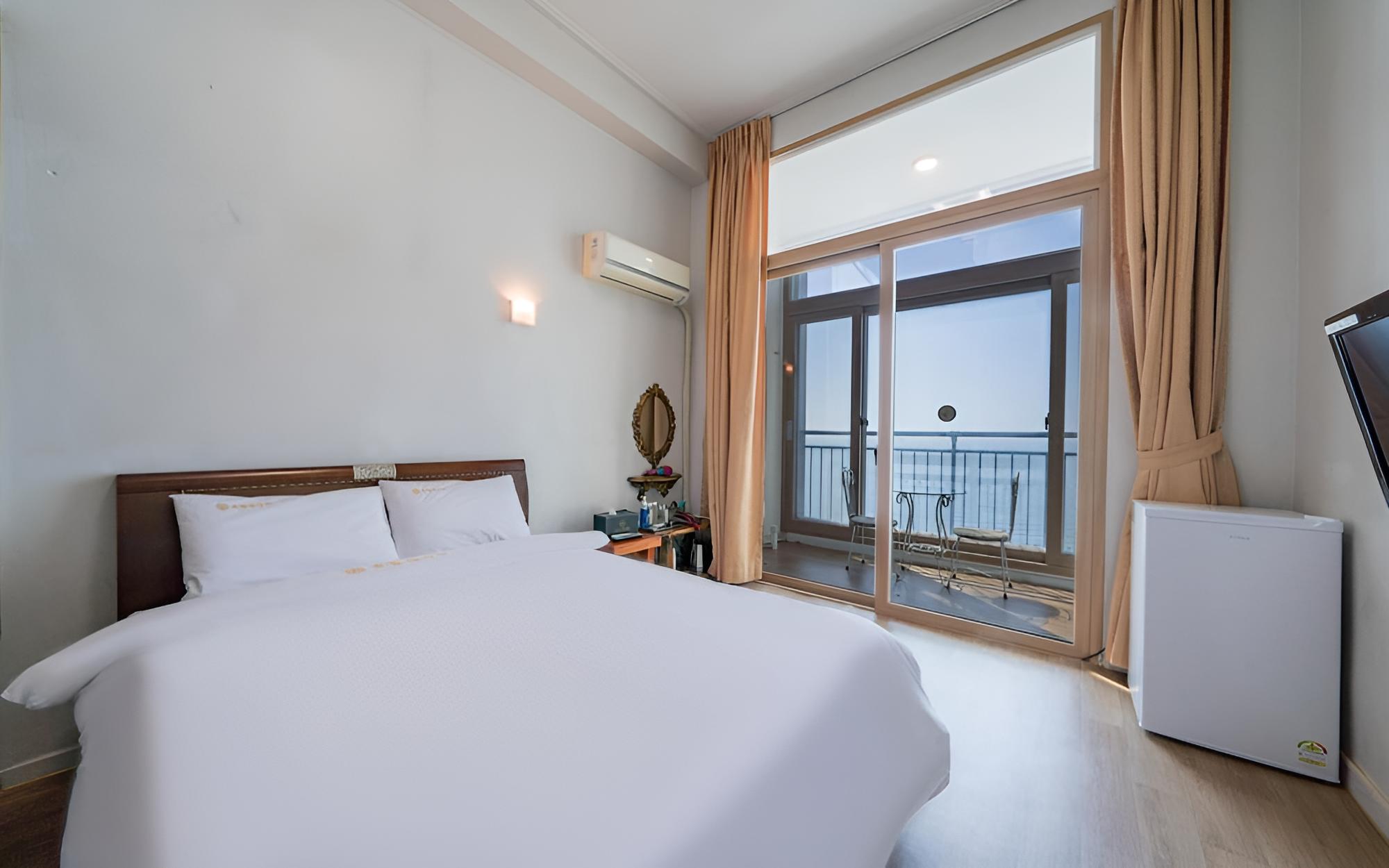 Room (Standard Room (Ocean View)) photo 1