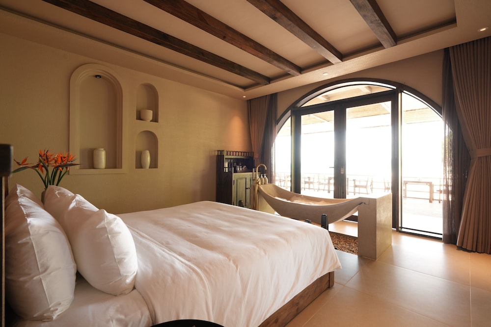 Deluxe Room, 1 Queen Bed, Partial Ocean View
