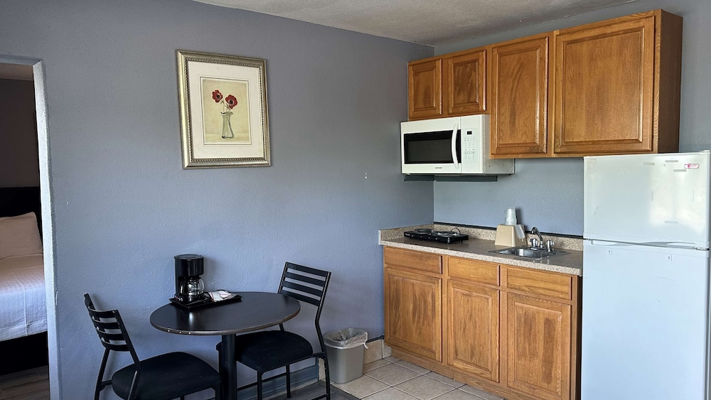 Suite, 1 Queen Bed, Non Smoking, Kitchen - Photo 1
