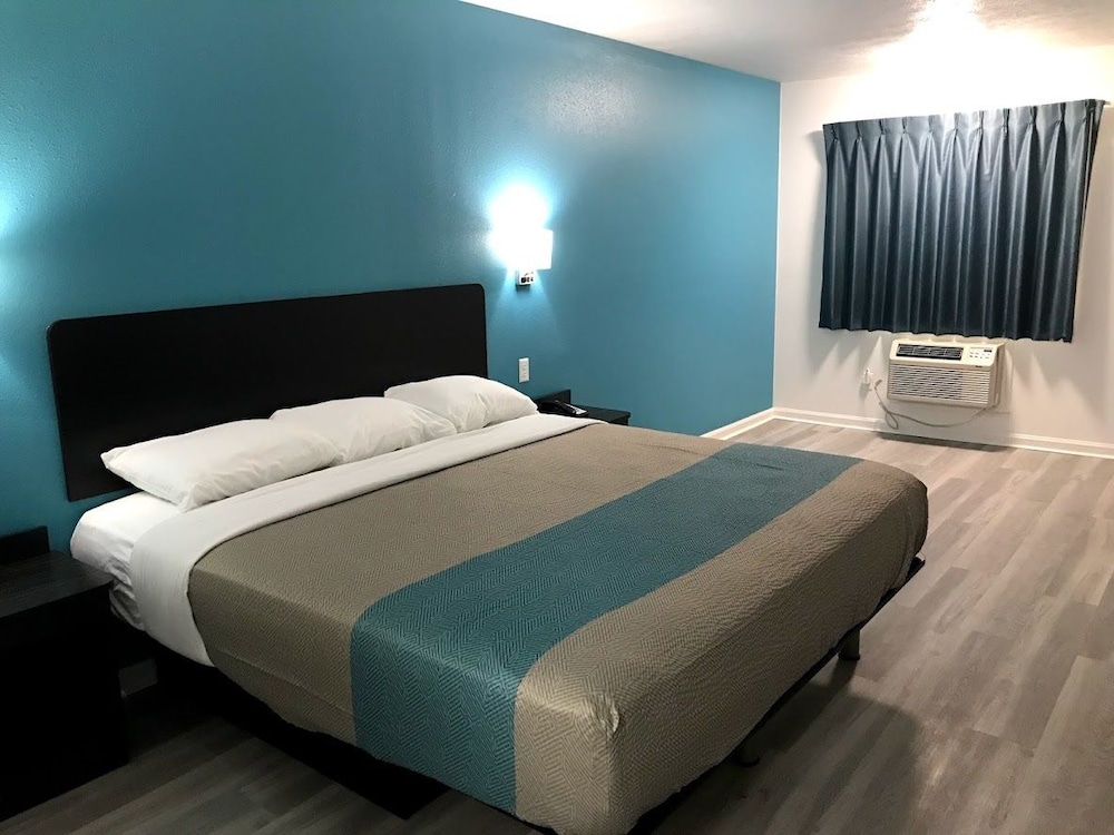 Standard Suite, 1 King Bed, Accessible, Non Smoking photo 3