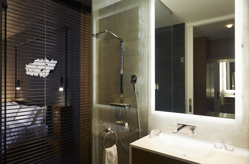 Signature Room, 1 King Bed - Photo 4