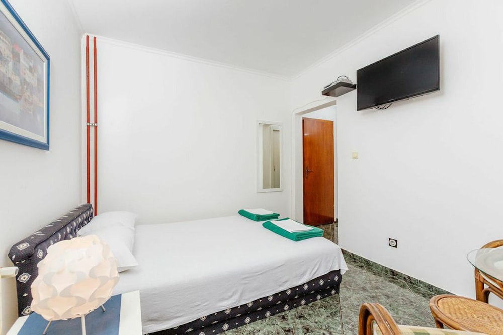 Standard Studio, 1 Queen Bed, Balcony, Garden View photo 1