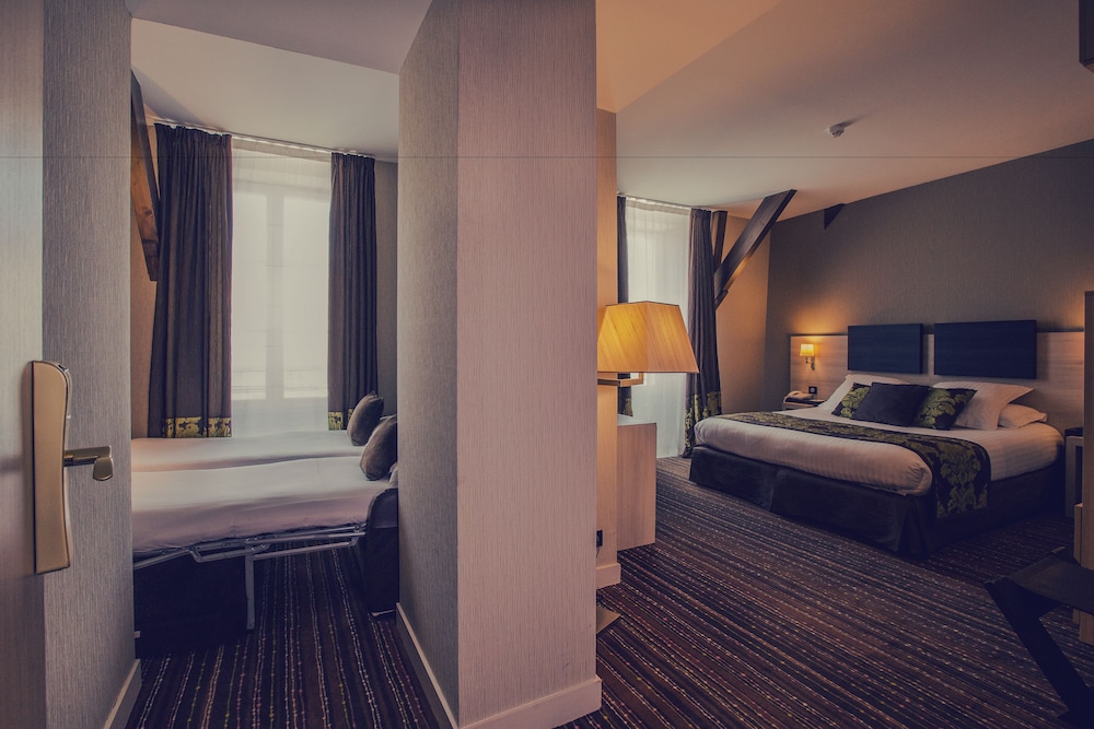 King Suite with Bathtub and Sofa Bed - Photo 3