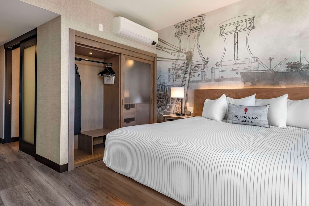 Standard Room, 1 King Bed, Non Smoking, Harbor View