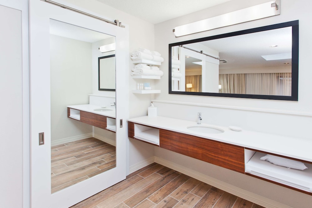 Room, 1 King Bed, Refrigerator photo 2
