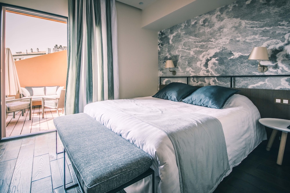 Deluxe Room - Photo 6