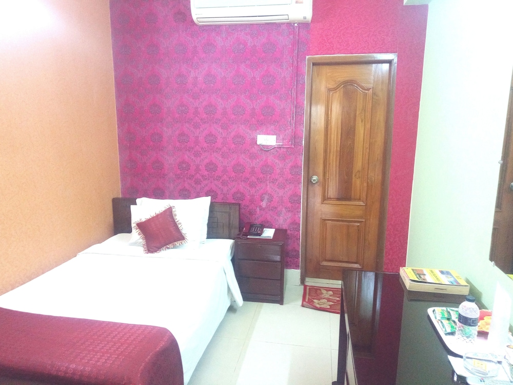 Junior Single Room, 1 Queen Bed, Accessible, Smoking photo 2