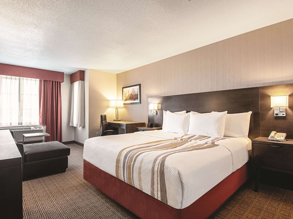 Deluxe Room, 1 King Bed, Non Smoking, Mountain View (Deluxe Executive Room) - Photo 1