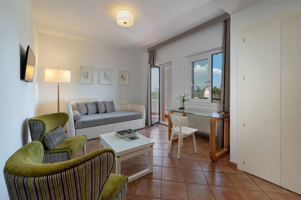 Family Room, 2 Bedrooms, Garden View - Photo 3