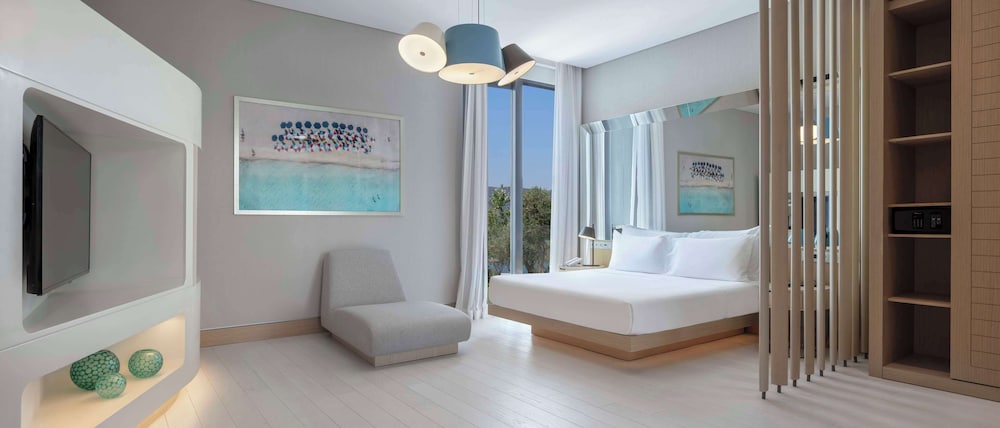 Deluxe Room, 1 King Bed thumbnail 5