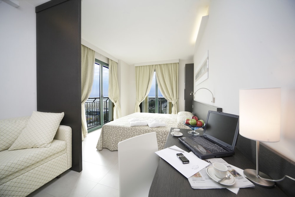 Deluxe Triple Room, Sea View photo 3