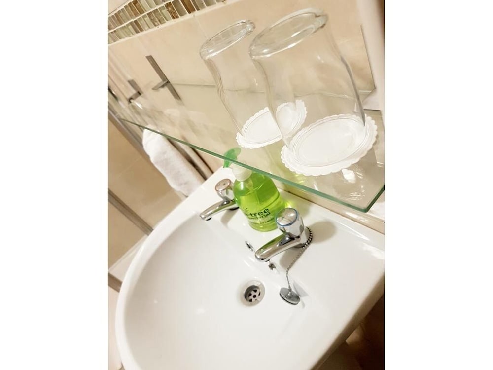 Standard Suite, Ensuite (first floor) photo 3