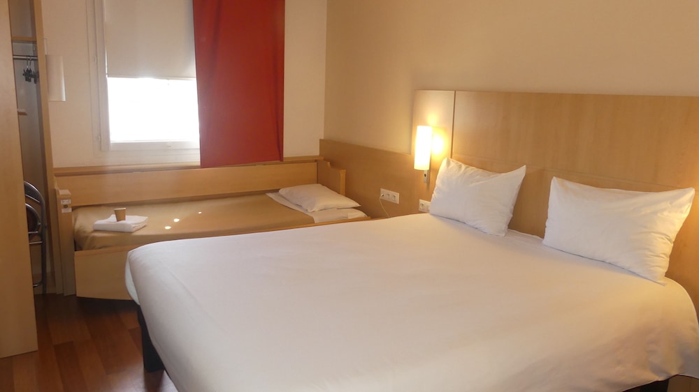 Standard Room, Multiple Beds - Photo 6
