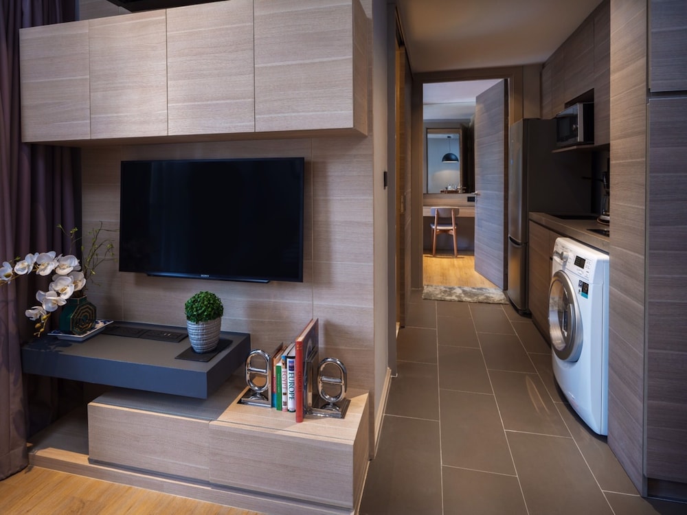 One Bedroom thumbnail 5