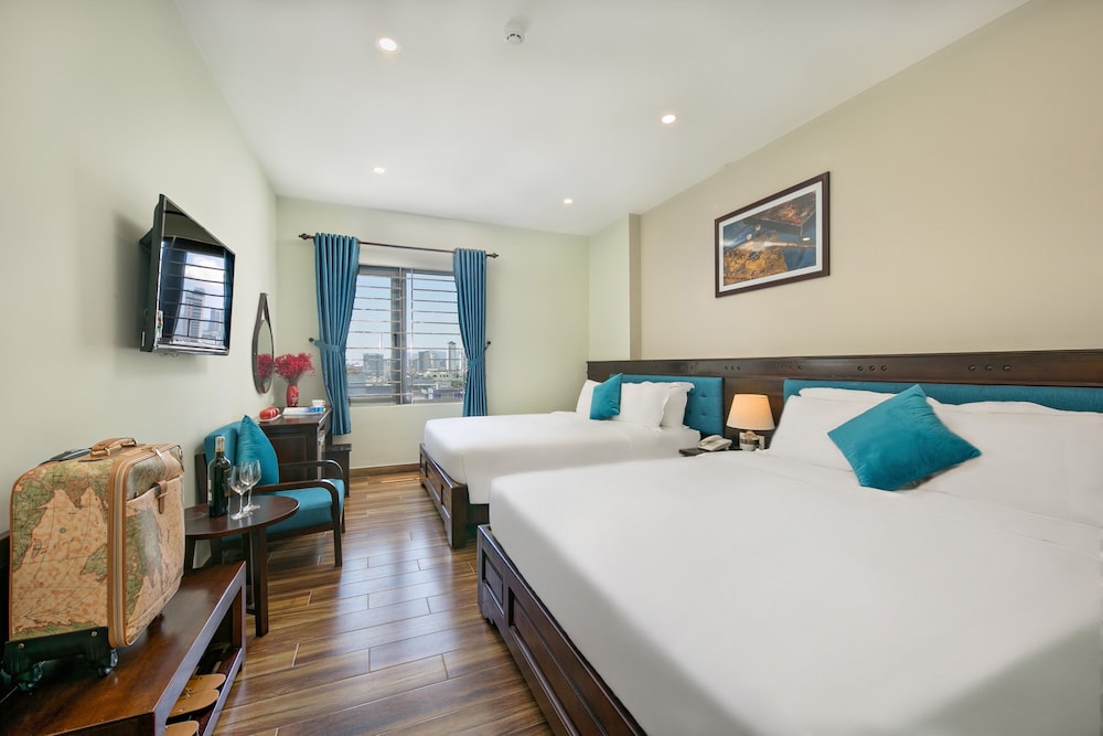 Deluxe Triple Room, 2 Queen Beds, City View - Photo 8