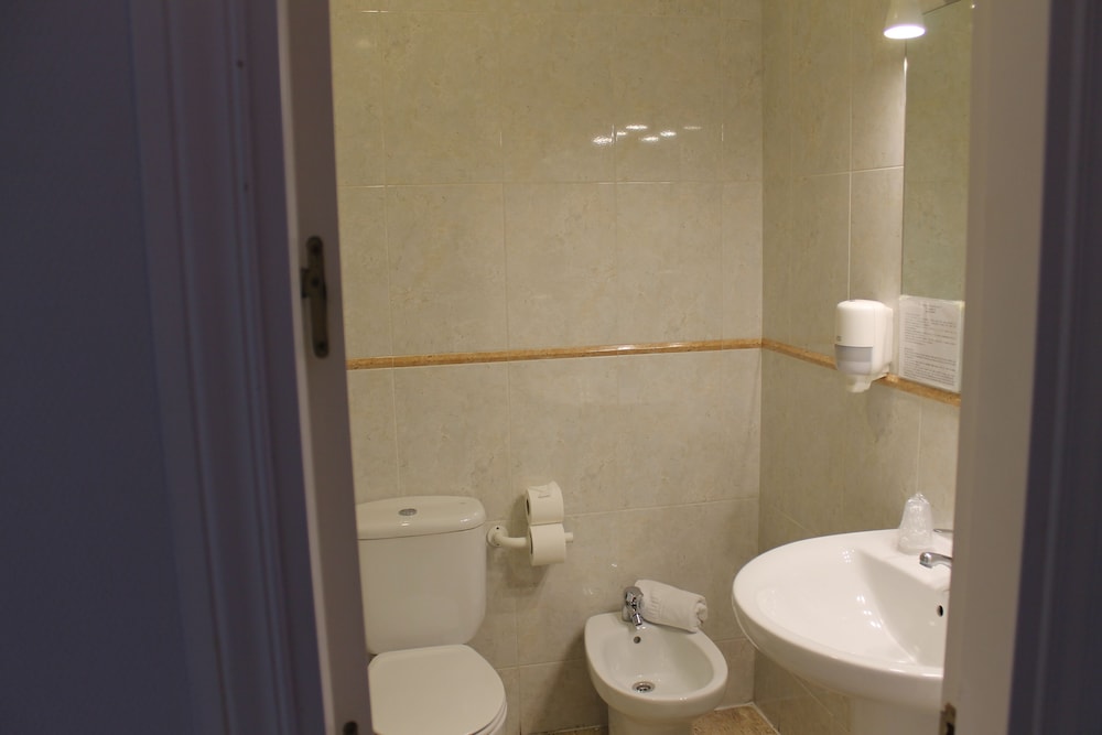 Standard Room, 2 Twin Beds - Photo 12