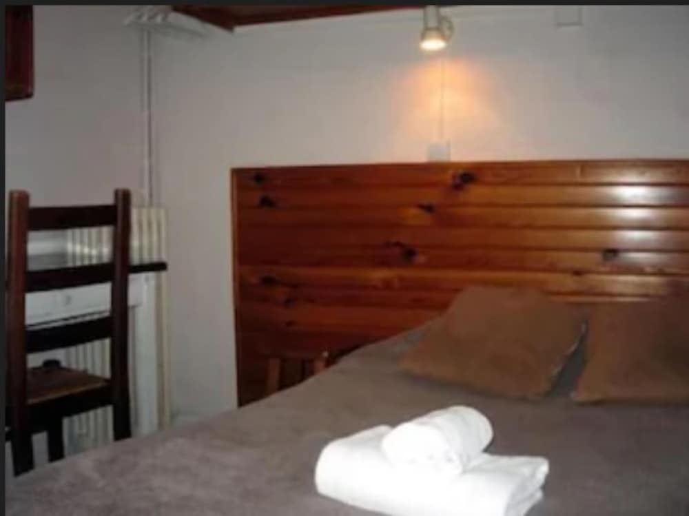 Economy Single Room, 1 Twin Bed, Shared Bathroom photo 2