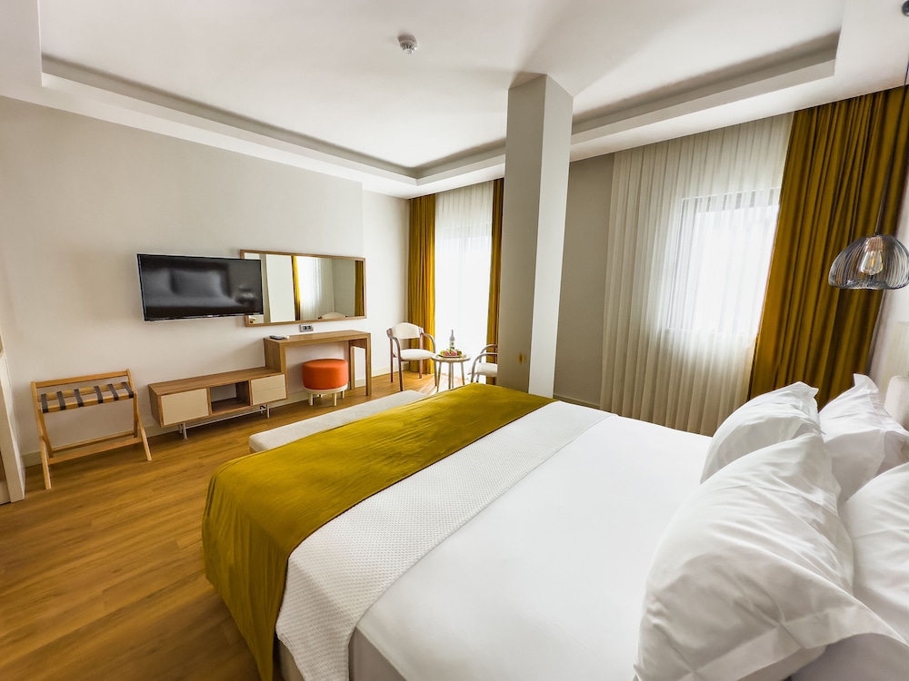 Deluxe Triple Room, Side Sea View - Photo 5