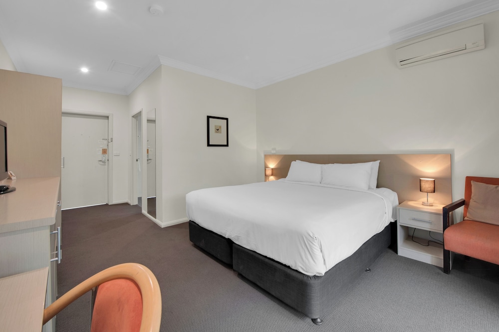 Deluxe King Room (Pet Friendly) - Photo 4