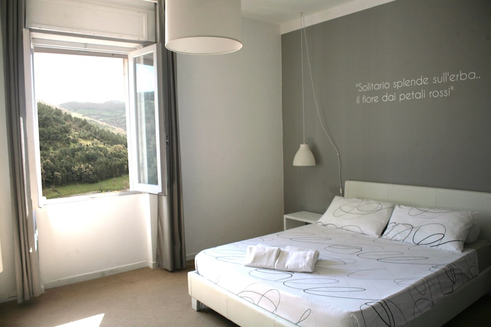 Deluxe Double Room, Ensuite, Valley View photo 2