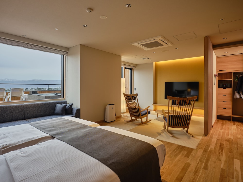 Japanese Western Style Room with Onsen Open-Air Bath (Lake View) West Wing, Non-Smoking - Photo 1