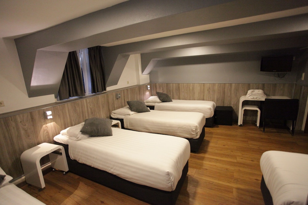 5-persons room photo 3