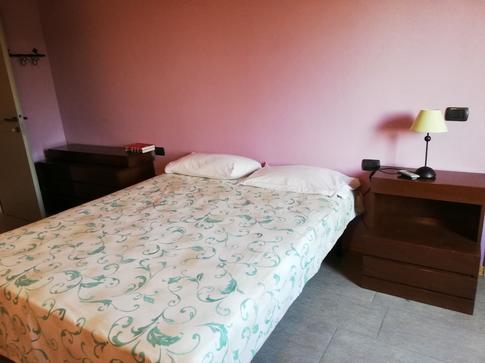Double Room, 1 Queen Bed, Shared Bathroom photo 1