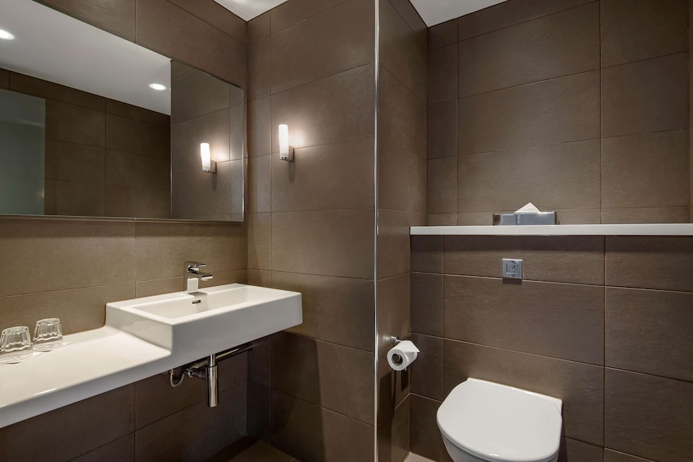 Suite, 1 Bedroom (Runway View) - Photo 14