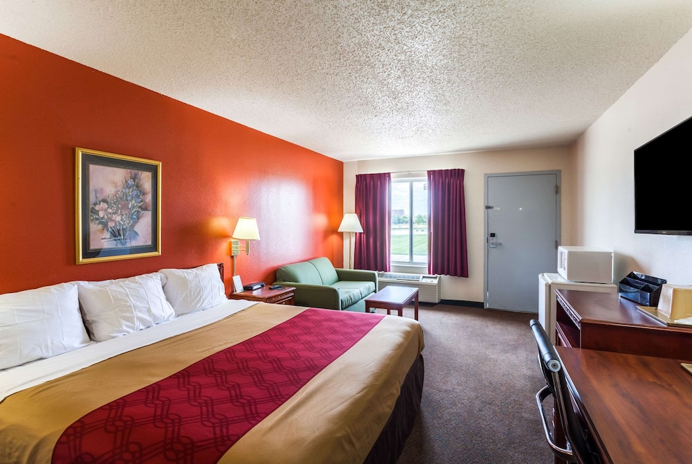 Room, 1 King Bed, Non Smoking - Photo 9