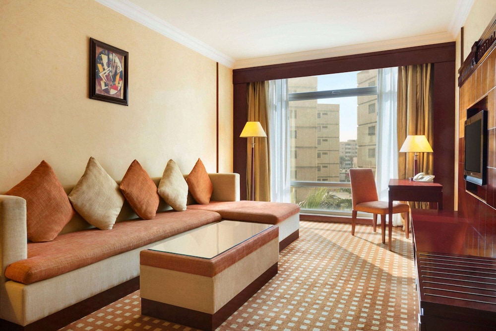 Executive Suite, 1 King Bed, Smoking, City View photo 1