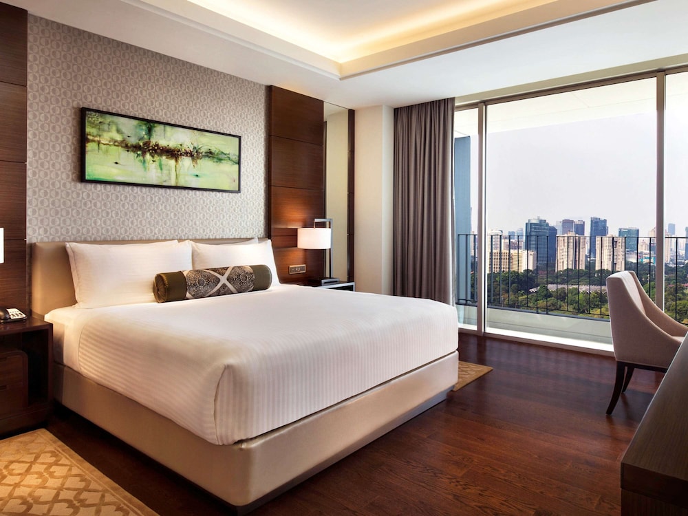 Suite, 2 Bedrooms, Smoking (Sky Suite. King)