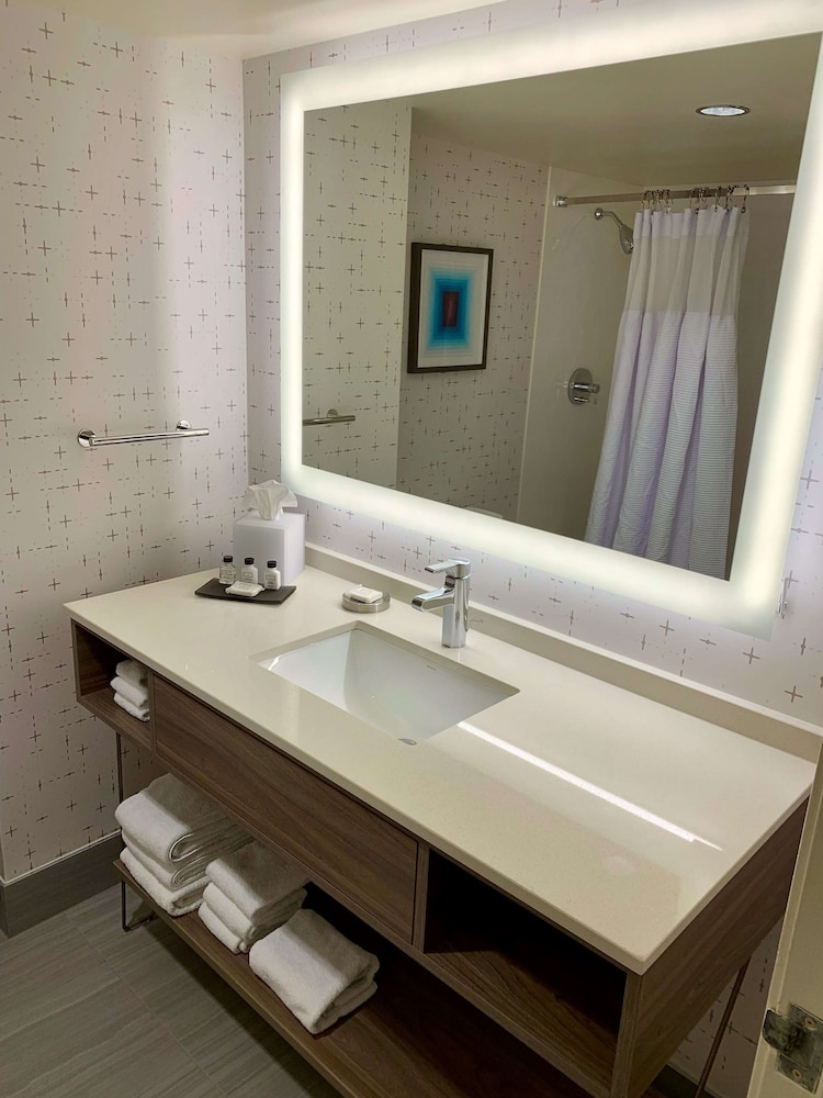 Deluxe Room, 2 Queen Beds (Deluxe - Two Queens) - Photo 6