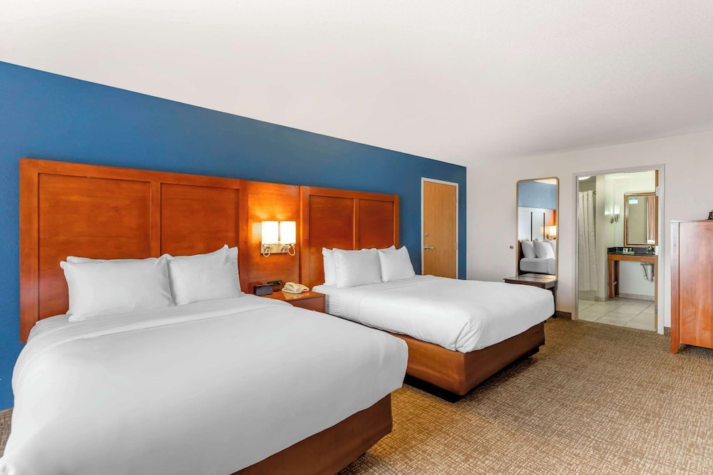 Suite, 2 Queen Beds with Sofabed, Non Smoking - Photo 2