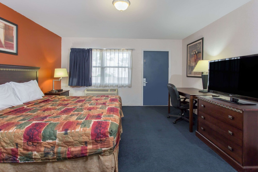 Suite, 1 King Bed - Photo 2