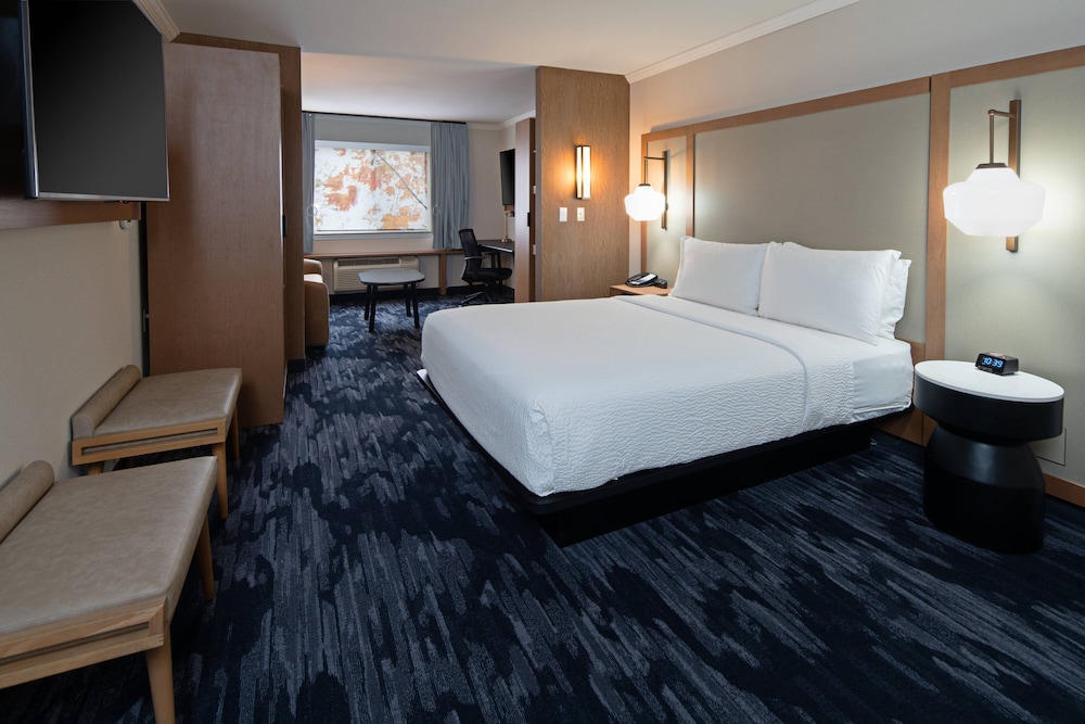 Suite, 1 Queen Bed With Sofa Bed (Mobility Accessible, Tub) photo 2
