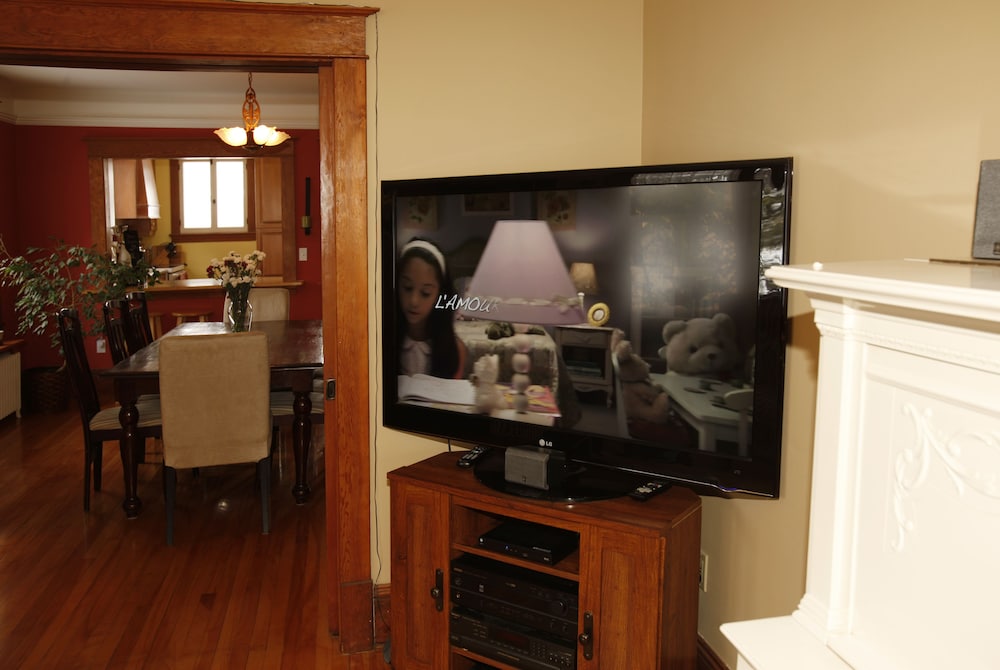 Family Room, 1 Queen Bed with Sofa bed, Private Bathroom (South West) photo 3
