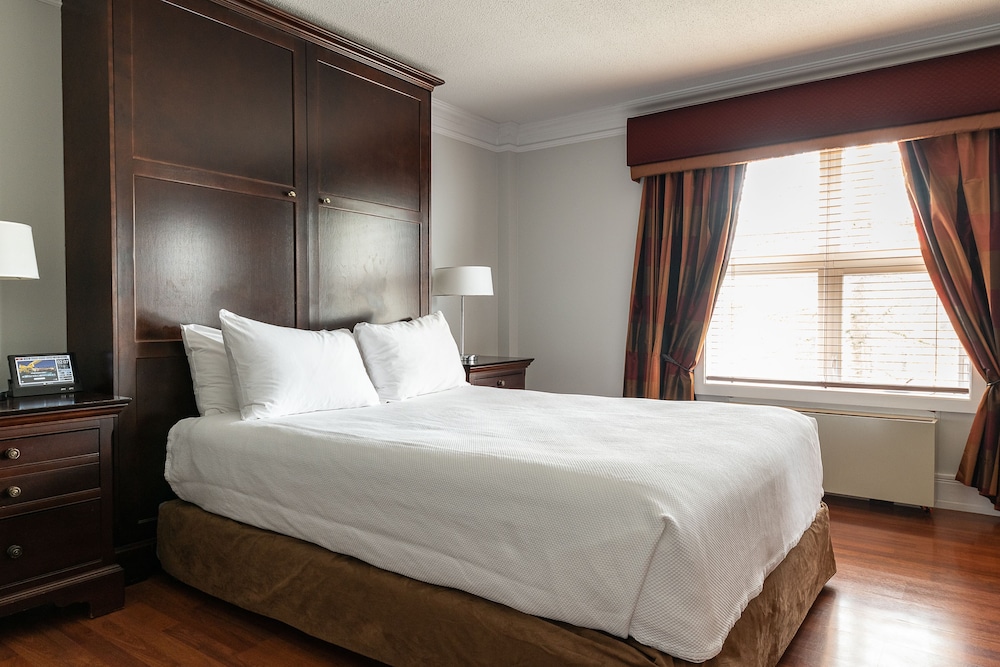 Classic Queen Suite Plus, 1 Queen Bed - Photo 1