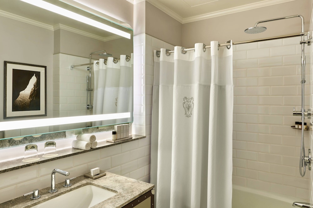 Superior Room, 2 Double Beds (Mobility/Hearing Access, Roll-In Shwr) - Photo 4