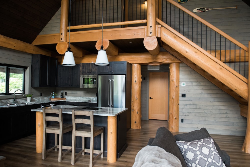 Luxury Nature Series Cabin, 3 Queen Beds, Wood Fireplace, River View (Chinook - Pet Friendly)