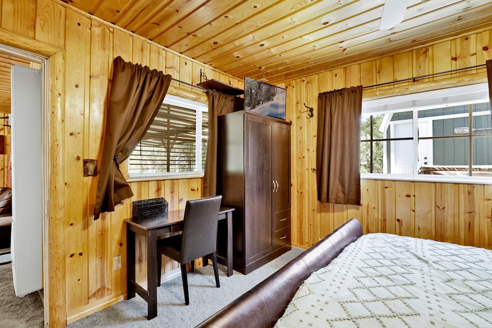 House, Multiple Beds, Hot Tub (1897) photo 3