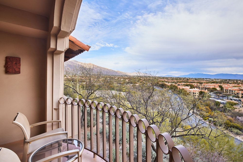 Deluxe Room, 1 King Bed, Mountain View - Photo 3