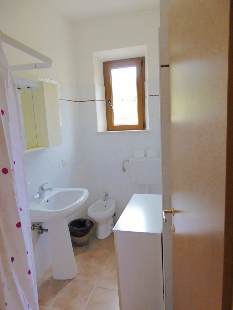 Basic House, 2 Bedrooms, Kitchen photo 3