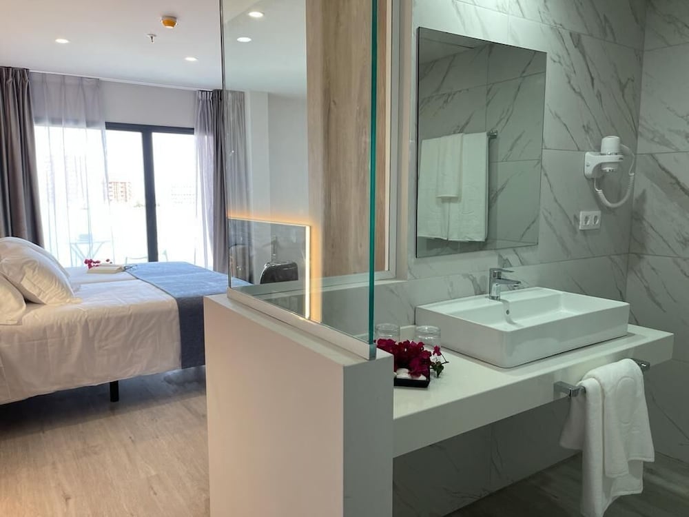 Double Room, Ocean View thumbnail 5