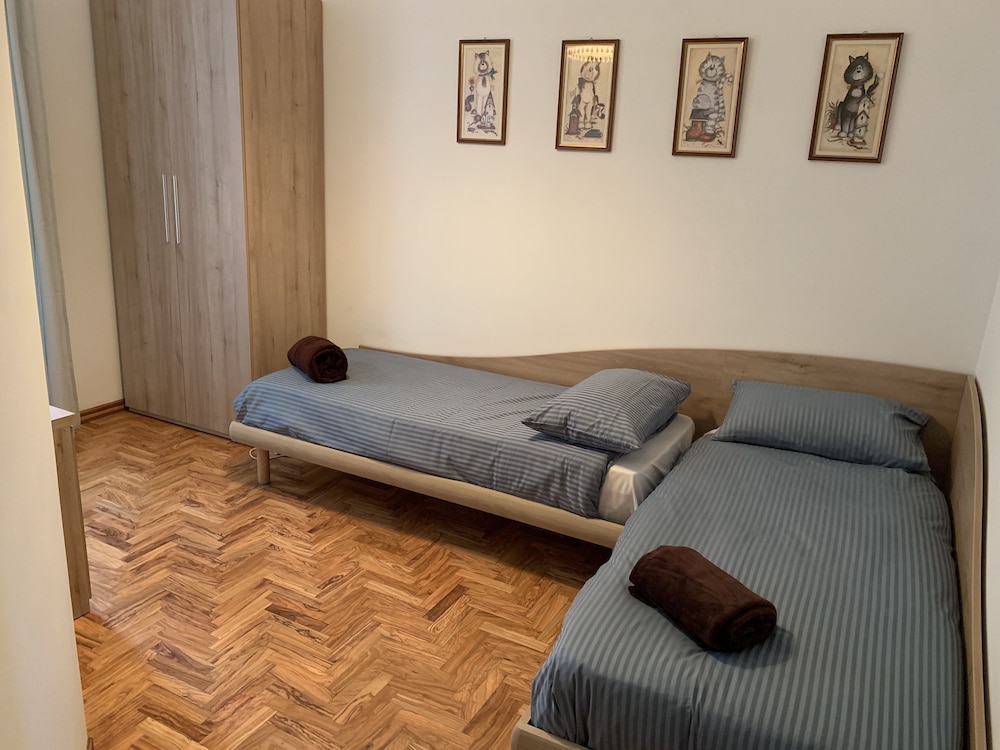 Twin Room, 2 Twin Beds, Private Bathroom (External)