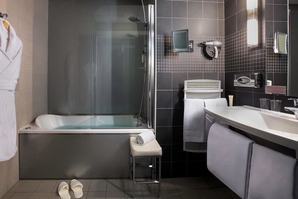 King Suite with Bathtub and Sofa Bed - Photo 9