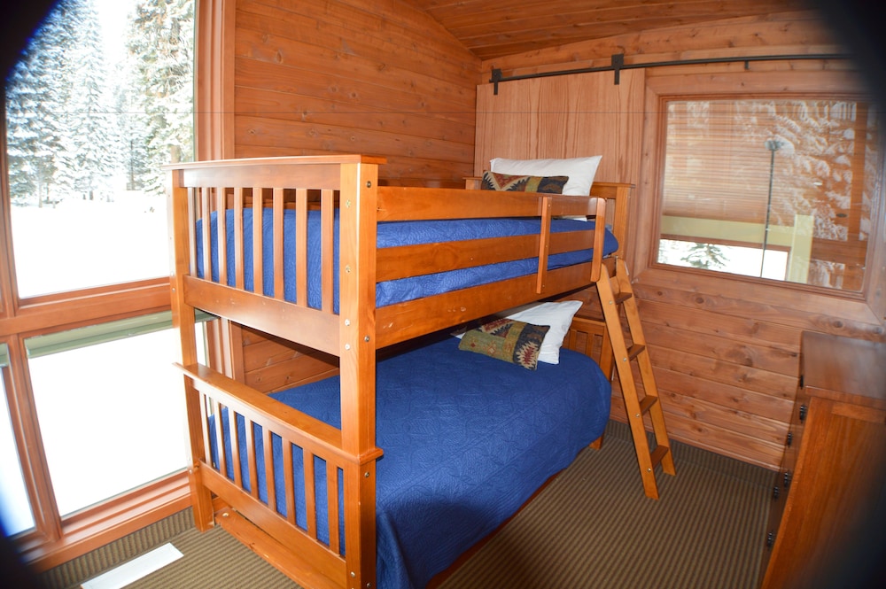 Forest Cabin, King Bed and Bunk Bed photo 3