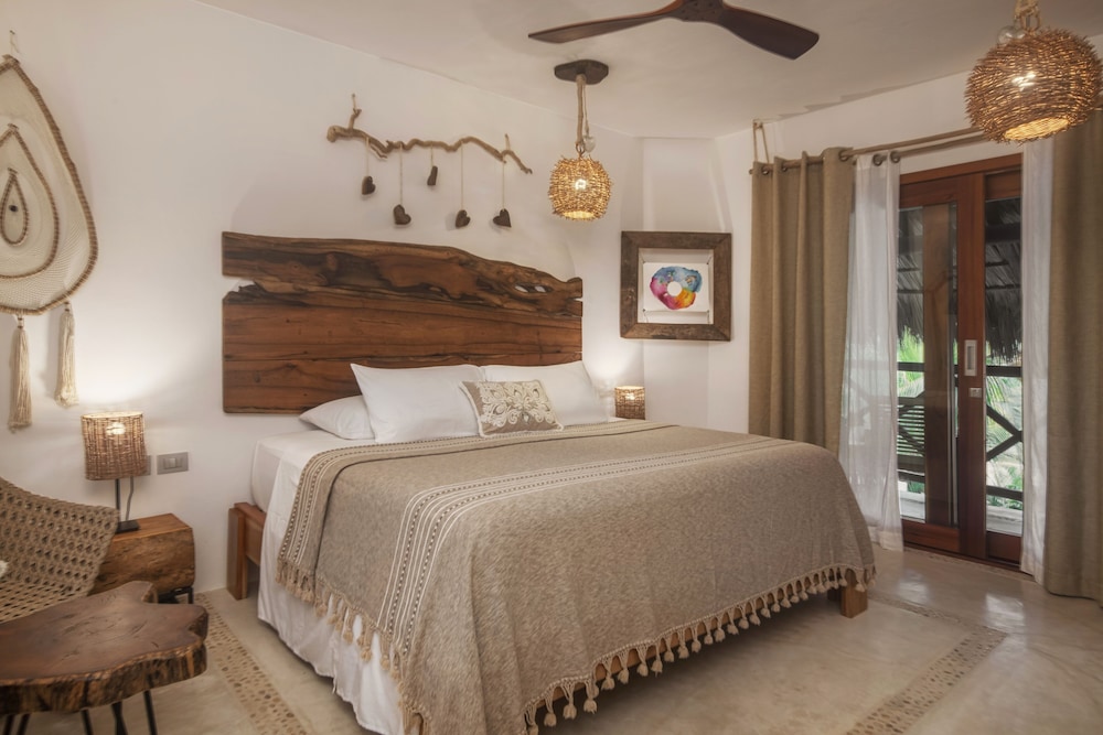 Deluxe Room - Photo 19
