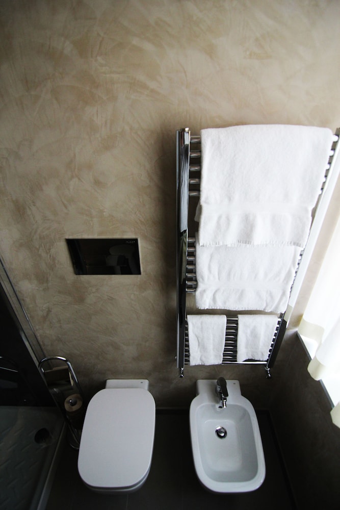 Standard Triple Room, 2 Bedrooms thumbnail 6