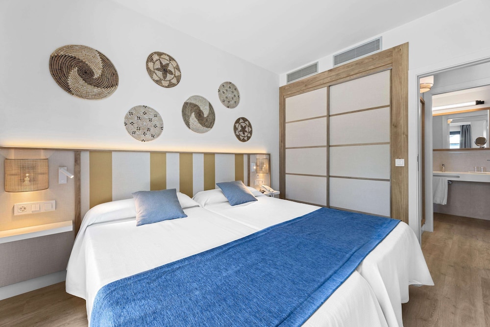 Deluxe Apartment, Pool View (3 Adults + 1 Child)